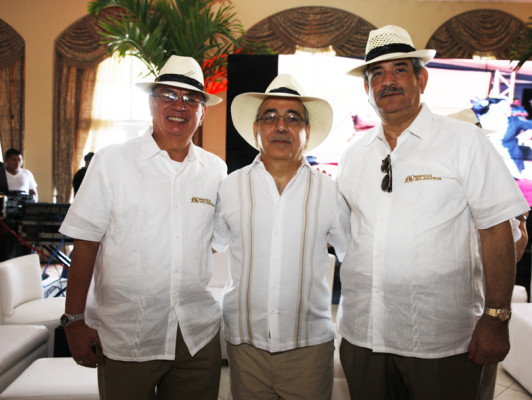 FOTOS: Brindis por éxito financiero de Banco Atlántida