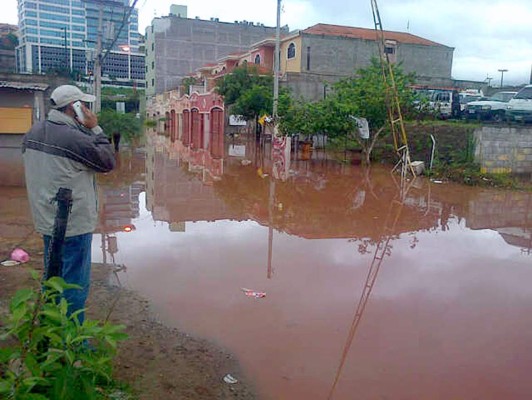 En lancha evacúan a afectados de inundación en colonia La Hacienda