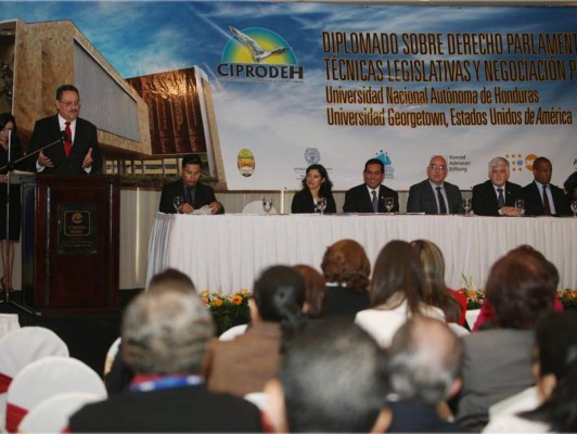 Inauguran diplomado para diputados hondureños