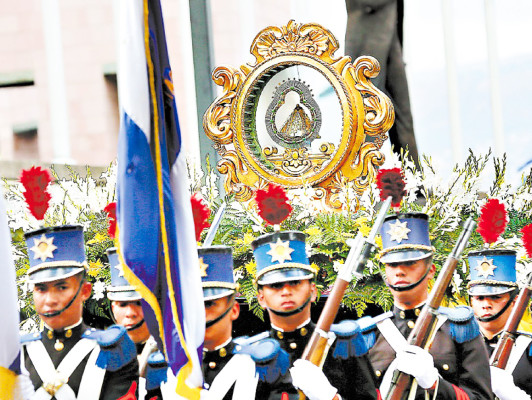 Nutrida procesión marca inicio de novena en honor a la virgen