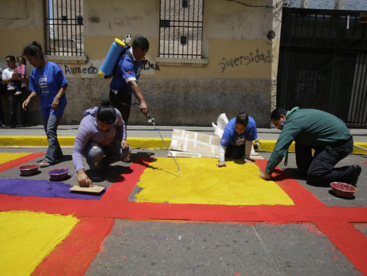 Alfombras adornan calles de Tegucigalpa