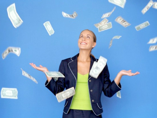 Más dinero compra más felicidad, indican investigadores