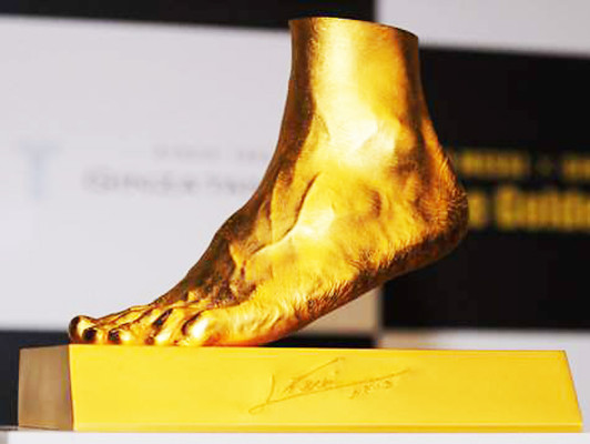 A la venta réplica en oro del pie izquierdo de Messi