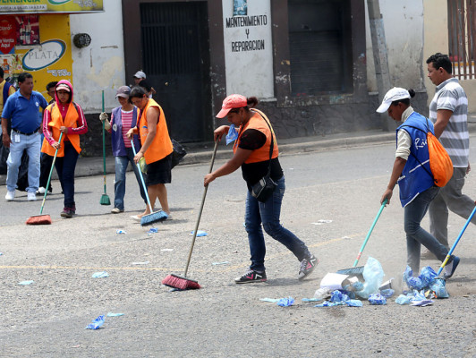 Plagaron inmuebles con consignas e insultos
