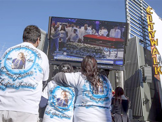 Con trompetas y mariposas, fans despiden a Jenni Rivera en Los Ángeles