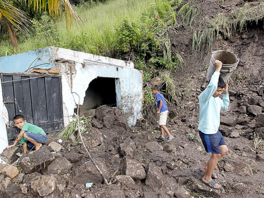 Dos casas más en peligro a causa de lluvias en la colonia Izaguirre