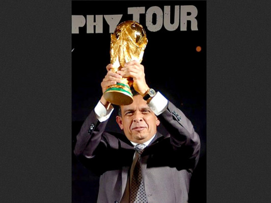 Presidente de Honduras levanta la Copa del Mundo