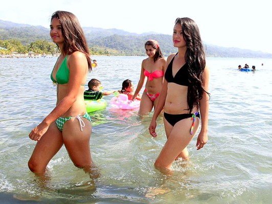 Chapuzones en el mar en el norte de Honduras