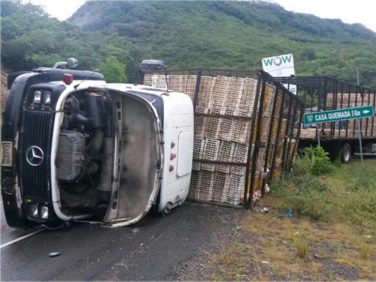 Honduras: Camión cargado con gallinas vuelca en carretera a Olancho