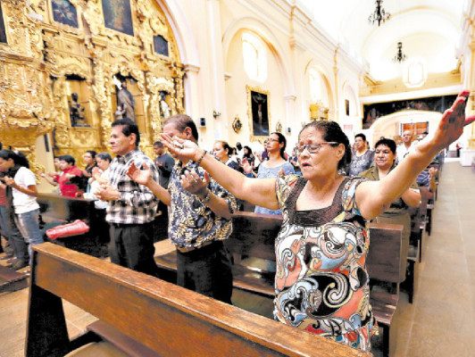 Fieles hondureños agradecen a Dios por Francisco I