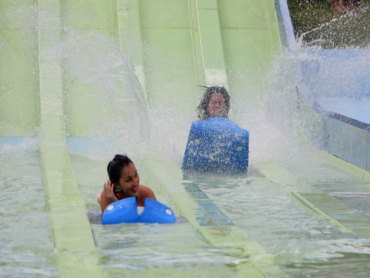 Bajo el resplandeciente sol, mujeres hondureñas derrochan belleza