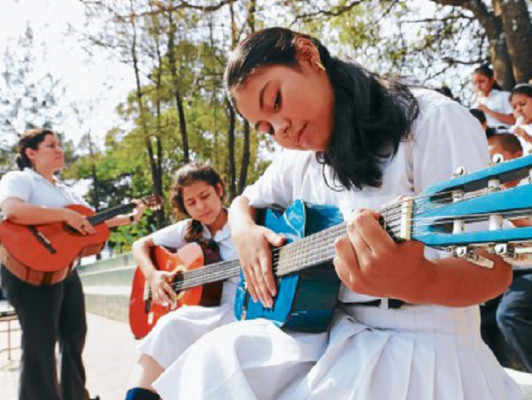 Música bordada por manos de niños