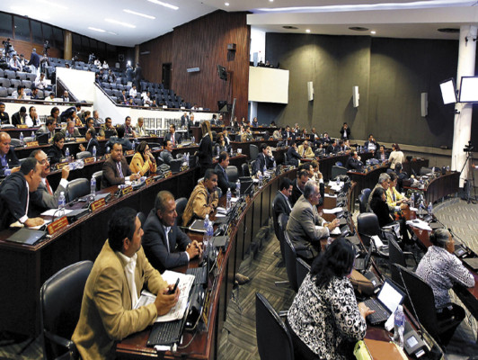 Congreso acepta renuncias de Procuradora y subprocurador