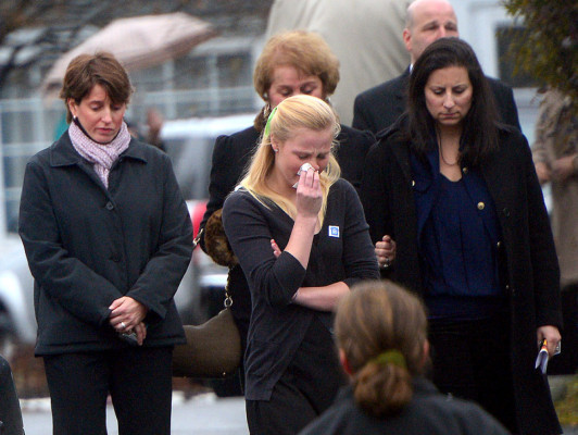 Entierran a primeras víctimas de masacre en escuela de Connecticut