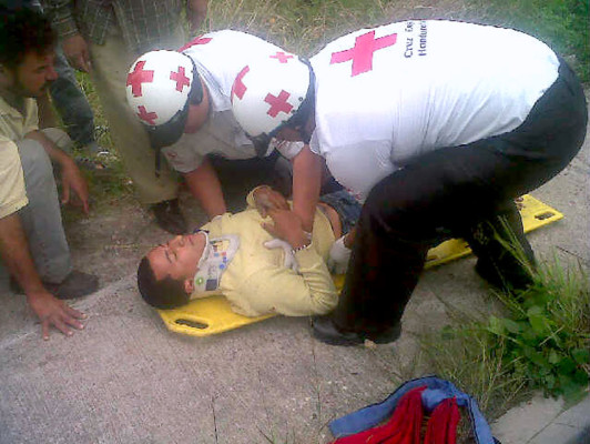 Padre e hijo lesionados al caer vehículo en hondonada