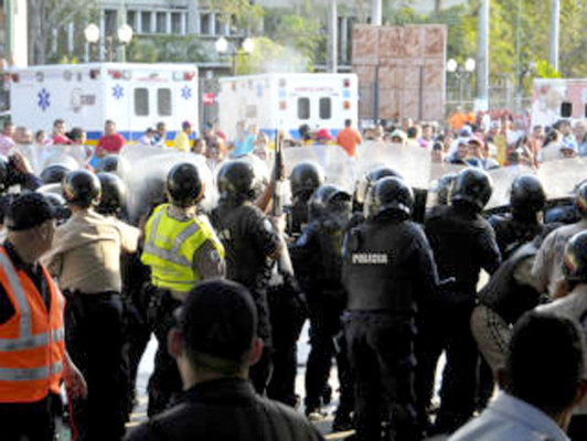 Reportan decenas de muertos en motín en cárcel venezolana