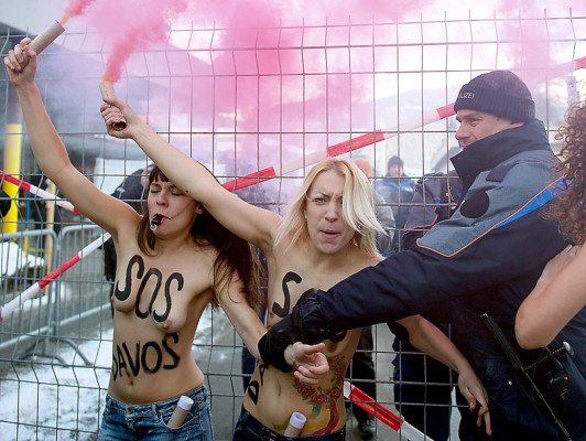 Fotos: Feministas con pechos desnudos protestan en Davos