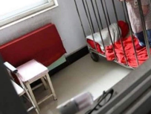 Rescatan a joven con necesidades especiales que vivía enjaulado