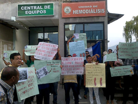 Pacientes se toman Unidad de Hemodiálisis