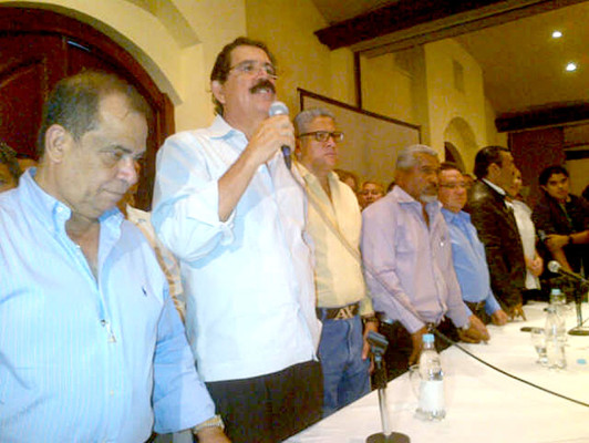 Manuel Zelaya llama a salir a las calles