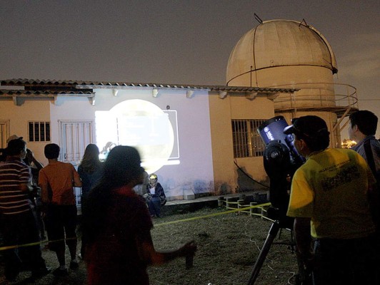 Espectáculo lunar sobre cielo hondureño