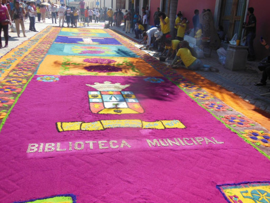 Muestras de fe adornan las calles de Comayagua