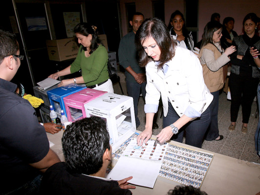 Precandidatos votan en la capital de Honduras