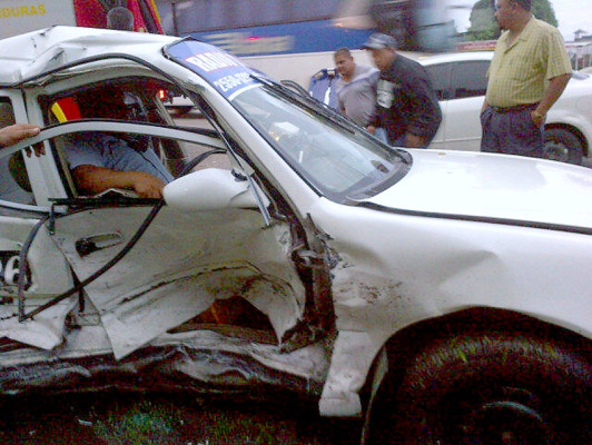 Tres heridos en colisión entre taxi y vehículo particular en San Pedro Sula