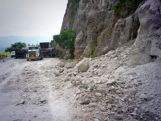 Derrumbe provoca volcamiento de rastra en Cuesta de La Virgen