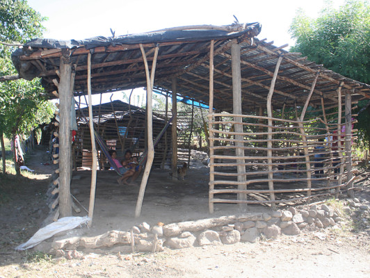 Tortillas y tomates, alimento de varias familias de Valle