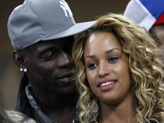 Balotelli ofrece su novia a jugadores del Real Madrid