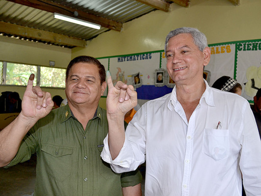 Candidatos y alcaldes votan