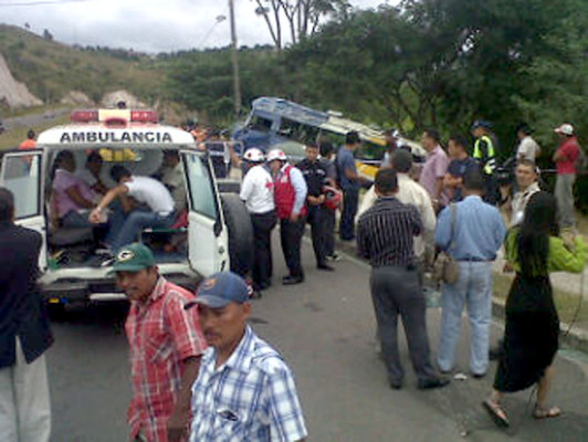 Un muerto y 10 heridos al volcar autobús en Tegucigalpa
