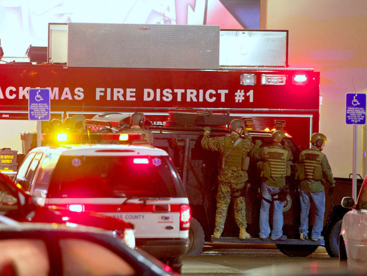 Mueren tres personas en tiroteo en centro comercial en EEUU