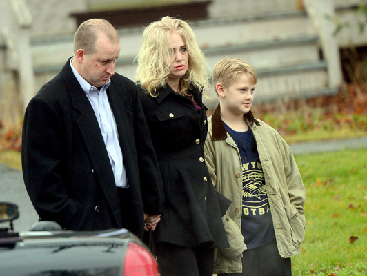 Entierran a primeras víctimas de masacre en escuela de Connecticut