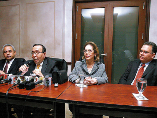 EE UU pide transparencia a los tres poderes