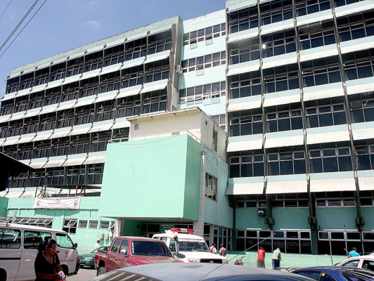 Enfermeras realizan plantón de ocho horas