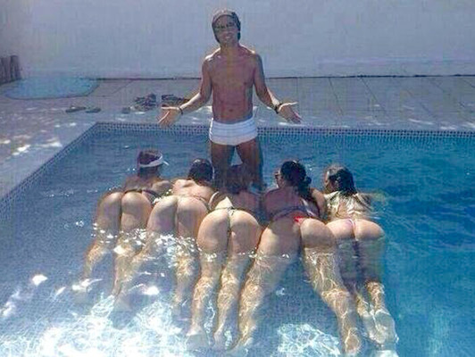 Polémica foto de Ronaldinho con cinco mujeres en tanga