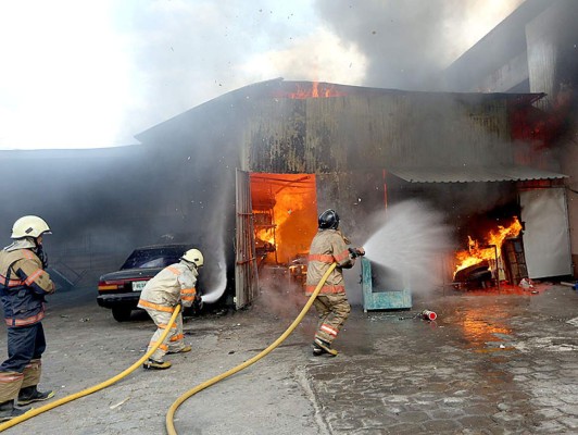 Incendio consume negocio en colonia Los Castaños