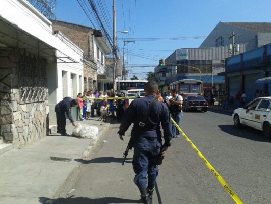 Lanzan cadáver desde auto en marcha