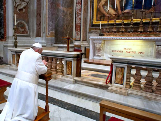 Papa Francisco reza ante tumba de Juan Pablo II