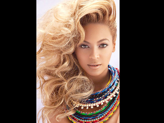 Beyoncé posa desnuda y cubierta con diamantina
