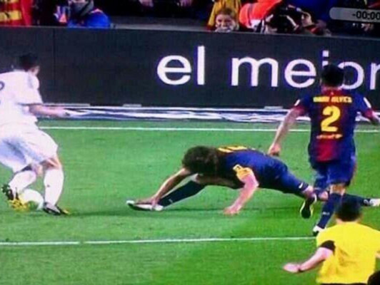 La cadera de Puyol, sus burlas son un tema viral