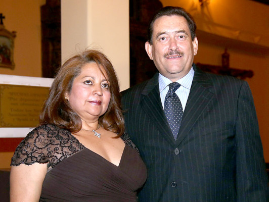 Elegante velada nupcial entre rosas