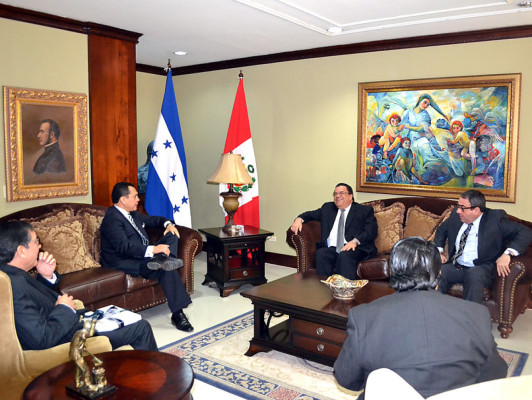 Embajador del Perú presenta copias de estilo a Honduras