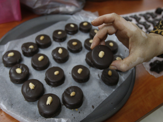Emprendedoras impulsan fábrica de chocolates