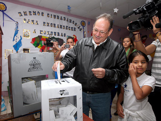 Precandidatos votan en la capital de Honduras