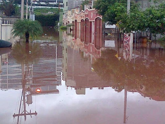 En lancha evacúan a afectados de inundación en colonia La Hacienda
