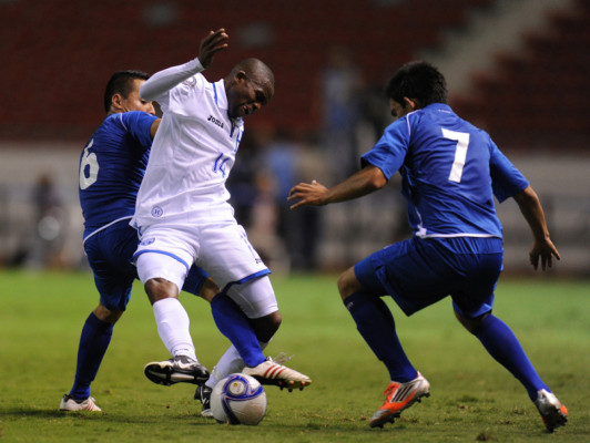 Honduras tropieza con El Salvador en debut de Copa Uncaf