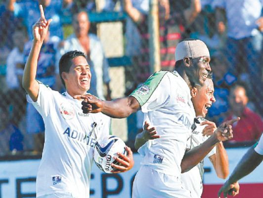 Estupiñán pulverizó con un hat-trick al Marathón